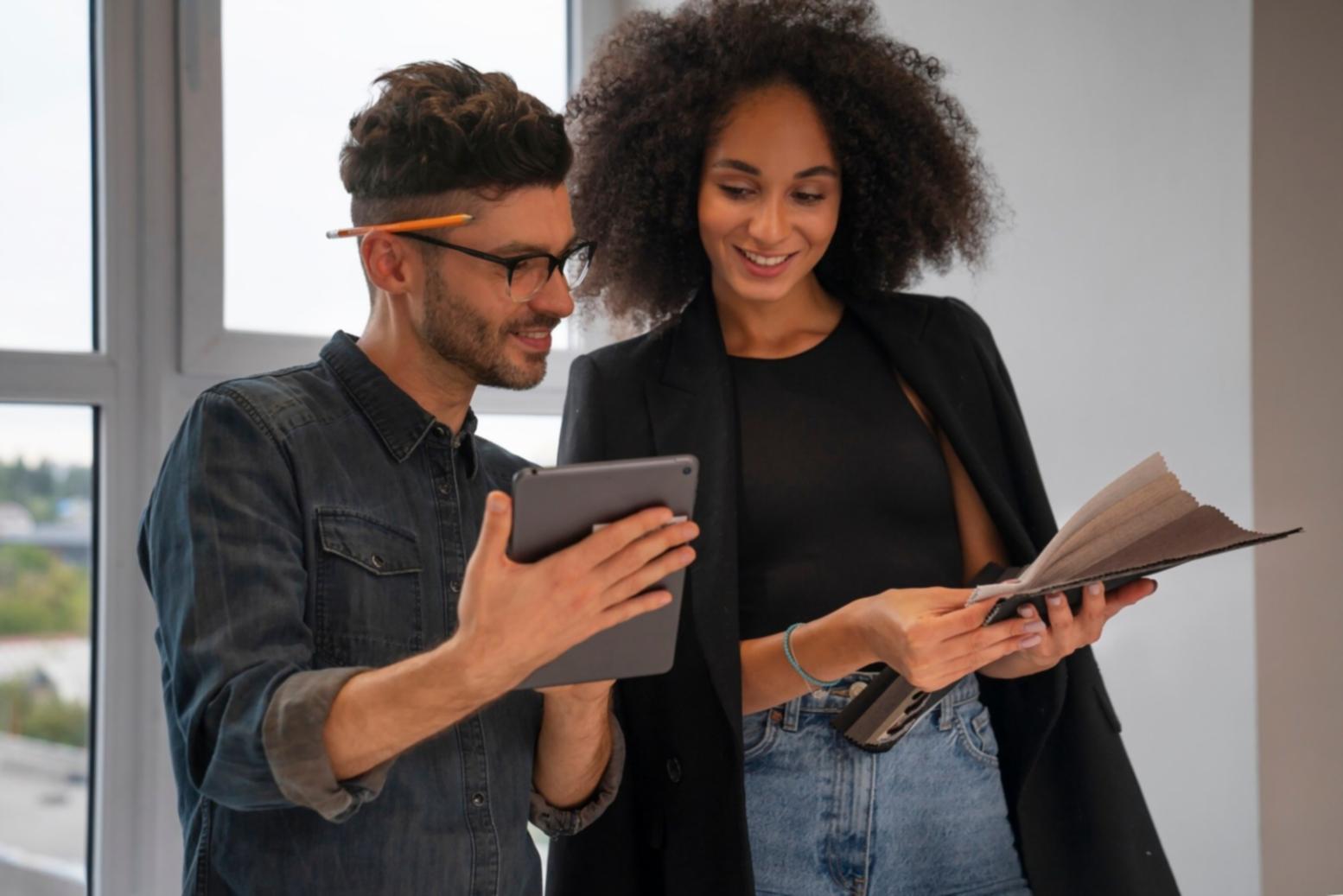 Teilnehmer arbeiten gemeinsam an Cashflow-Analysen und diskutieren Lösungsansätze